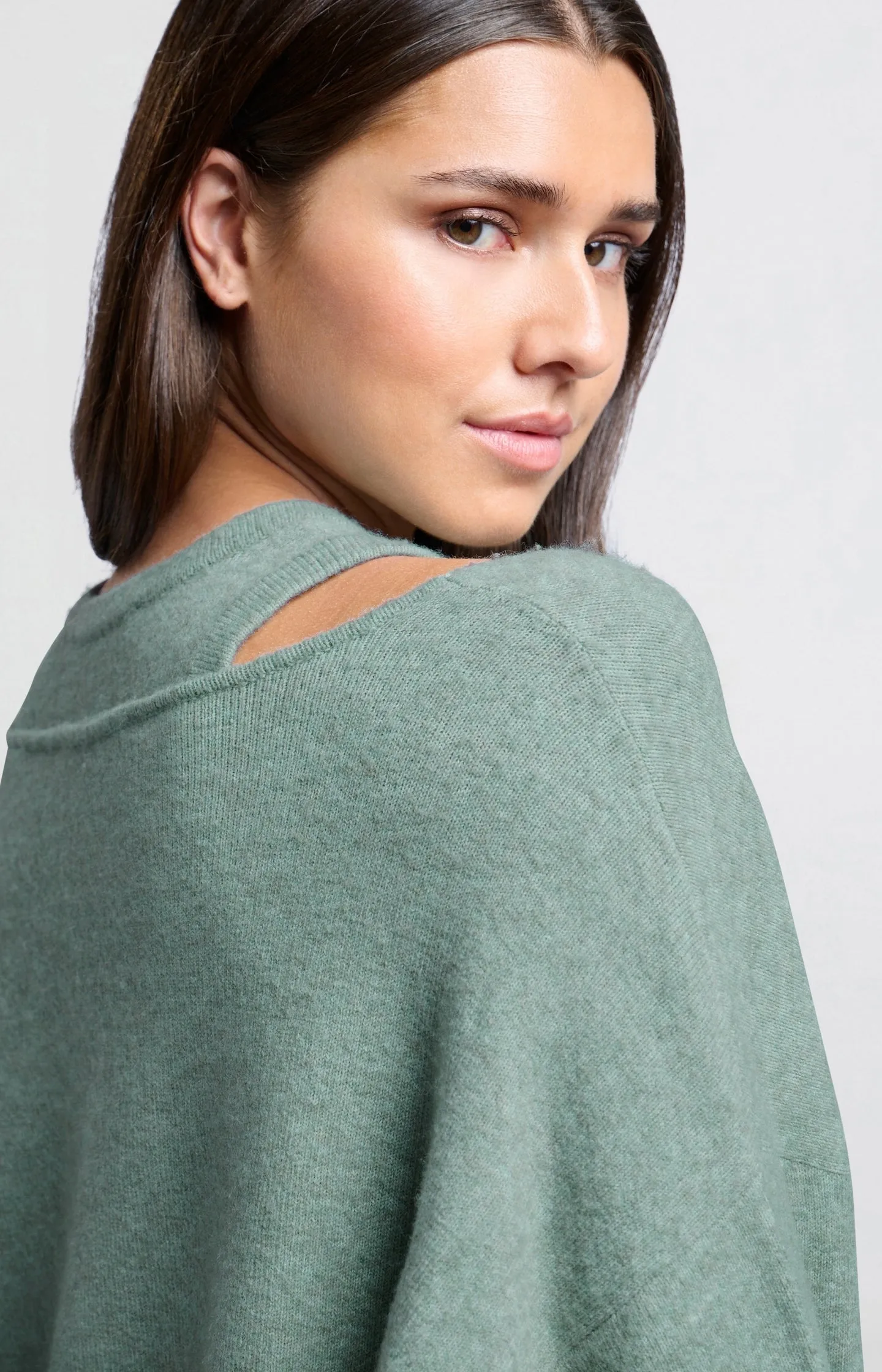 Soft V-neck sweater with matching top in loose fit